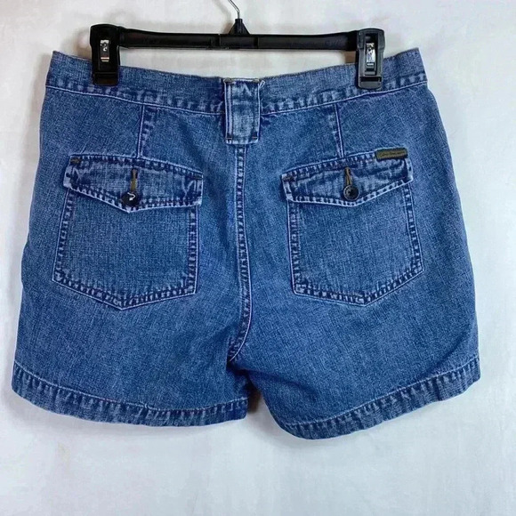 Calvin Klein Woman’s Denim Shorts in Size 6. - Picture 2 of 9